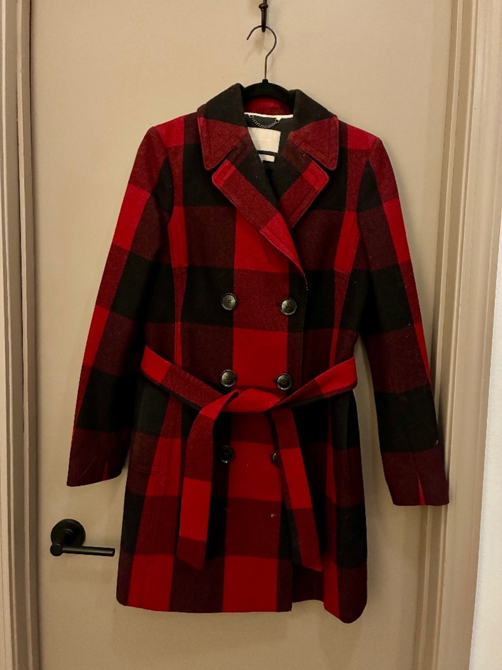 Classic Banana Republic red, burgundy & black plaid coat in women's size Small.